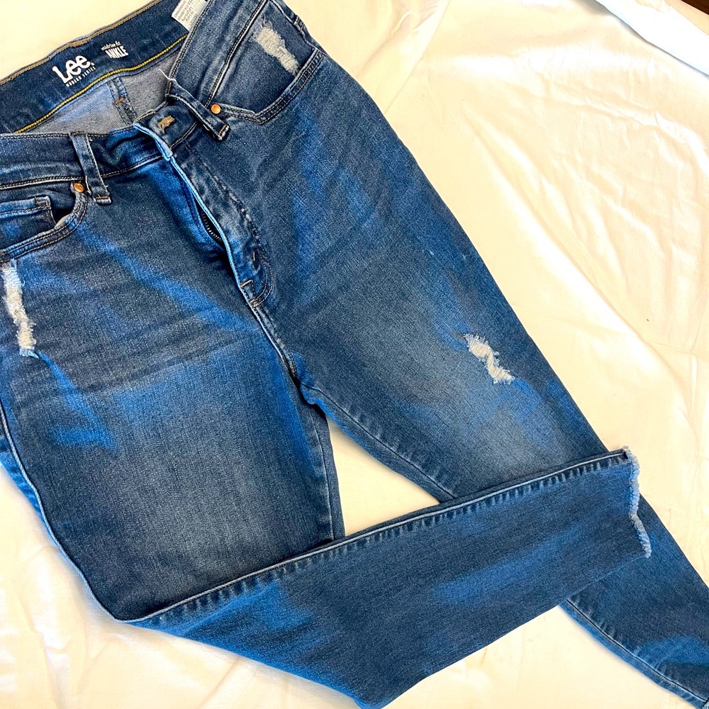 Lee mid rise, ankle cropped jean